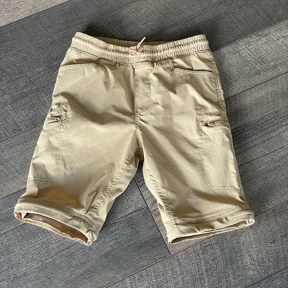 Eddie Bauer Boys Tan Shorts. Size Large.